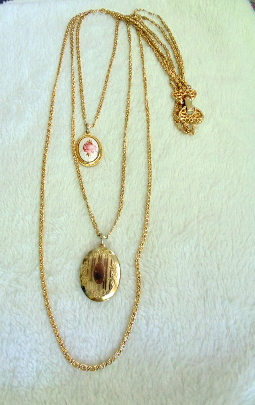 Vtg Goldette Etched Photo Locket Necklace Rose Enamel Charm Gold Multi Chain LNC